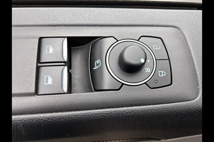 Ford Transit Custom 320 2.0 TDCI L2H1 Limited Automaat Climate control Stoelverwarming Navigatie Cruise control Trekhaak Lichtmetalen velgen Apple carplay Android auto
