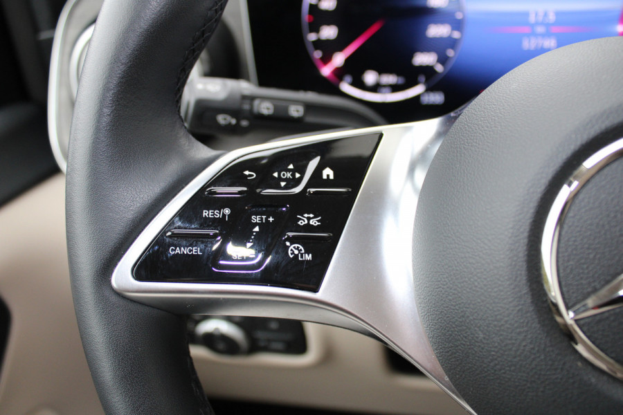 Mercedes-Benz V-Klasse 300d / AMG / 4-Matic / Luchtv / Panorama / Elec Stoel / 7-pers / Burmester / Vol Opties / NIEUWSTAAT