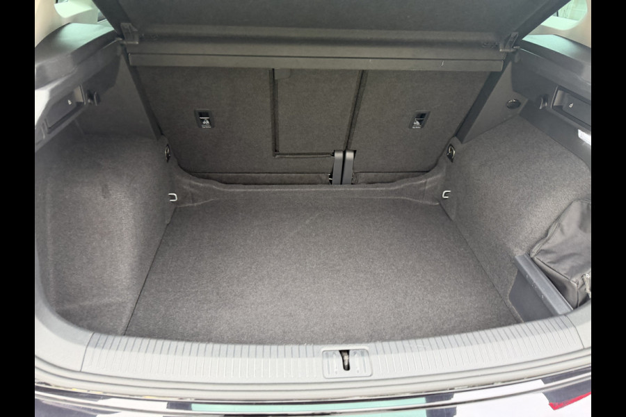 Volkswagen Tiguan 1.5 TSI Life / Automaat / Carplay / Trekhaak (1.800 KG) / Sensoren / Camera /