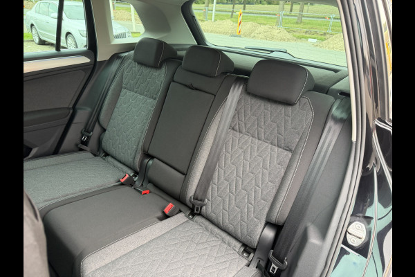 Volkswagen Tiguan 1.5 TSI Life / Automaat / Carplay / Trekhaak (1.800 KG) / Sensoren / Camera /
