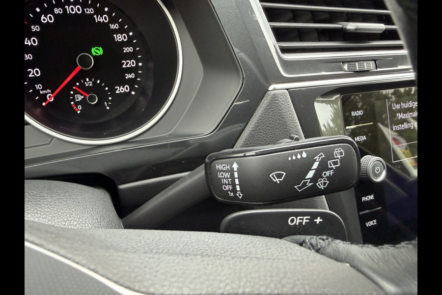 Volkswagen Tiguan 1.5 TSI Life / Automaat / Carplay / Trekhaak (1.800 KG) / Sensoren / Camera /
