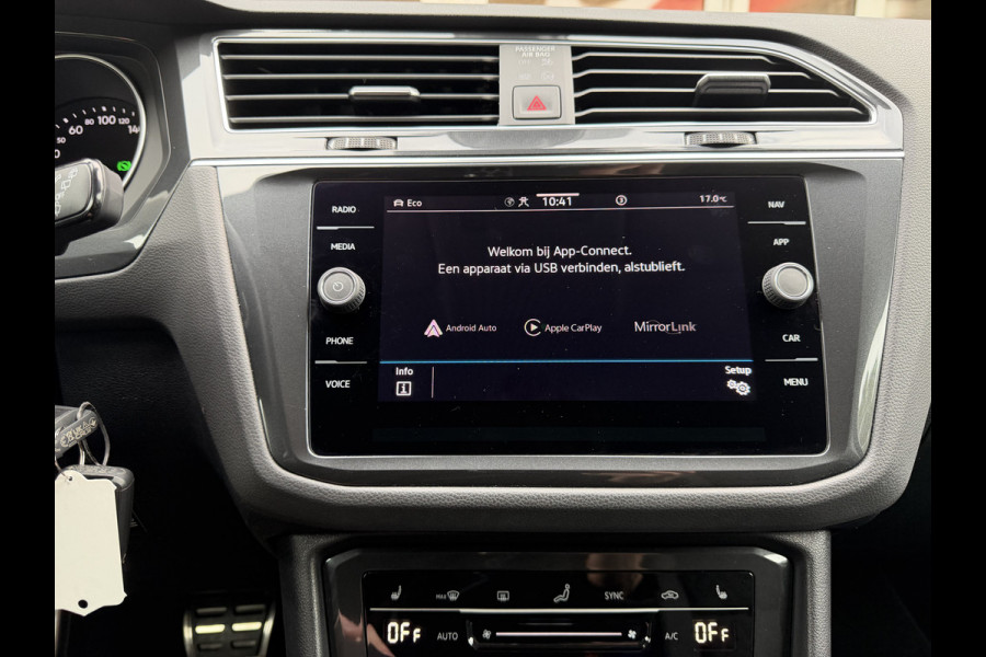 Volkswagen Tiguan 1.5 TSI Life / Automaat / Carplay / Trekhaak (1.800 KG) / Sensoren / Camera /