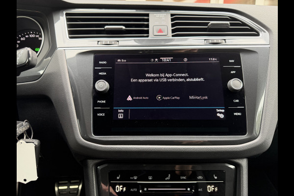 Volkswagen Tiguan 1.5 TSI Life / Automaat / Carplay / Trekhaak (1.800 KG) / Sensoren / Camera /