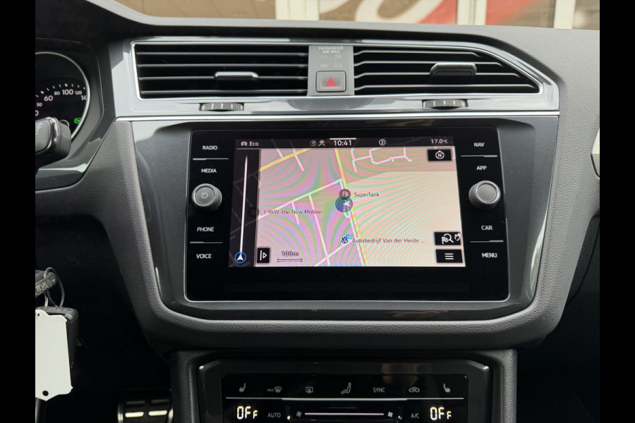 Volkswagen Tiguan 1.5 TSI Life / Automaat / Carplay / Trekhaak (1.800 KG) / Sensoren / Camera /