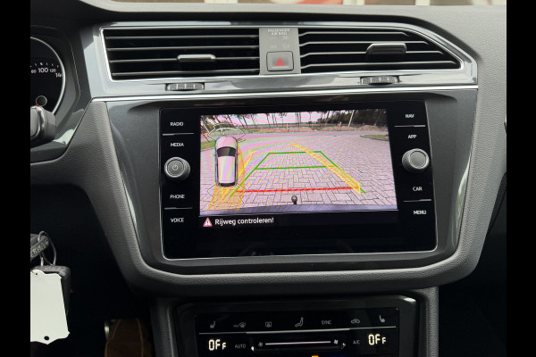 Volkswagen Tiguan 1.5 TSI Life / Automaat / Carplay / Trekhaak (1.800 KG) / Sensoren / Camera /