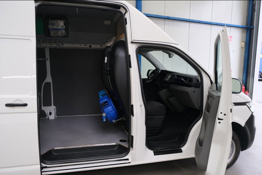 Volkswagen Transporter 2.0 TDI L2H2 30 - Airco, Cruise, PDC, Carplay, Inrichting, Imperiaal, Standkachel, Trekhaak.