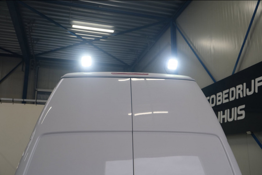 Volkswagen Transporter 2.0 TDI L2H2 30 - Airco, Cruise, PDC, Carplay, Inrichting, Imperiaal, Standkachel, Trekhaak.