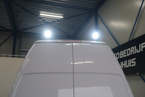 Volkswagen Transporter 2.0 TDI L2H2 30 - Airco, Cruise, PDC, Carplay, Inrichting, Imperiaal, Standkachel, Trekhaak.