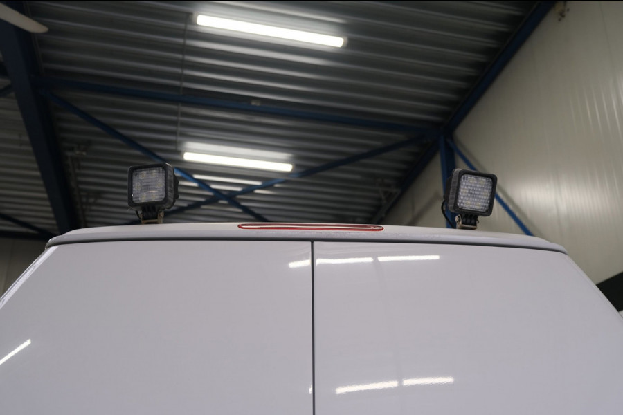 Volkswagen Transporter 2.0 TDI L2H2 30 - Airco, Cruise, PDC, Carplay, Inrichting, Imperiaal, Standkachel, Trekhaak.