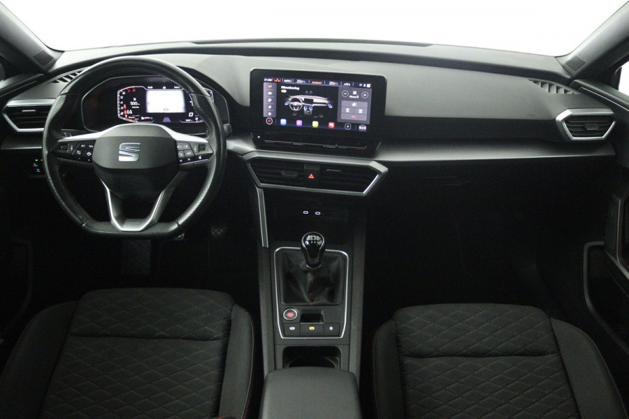 Seat Leon Sportstourer 1.5 TSI Style Business Intense (TREKHAAK, STOEL/STUUR VERWARMING, CARPLAY)