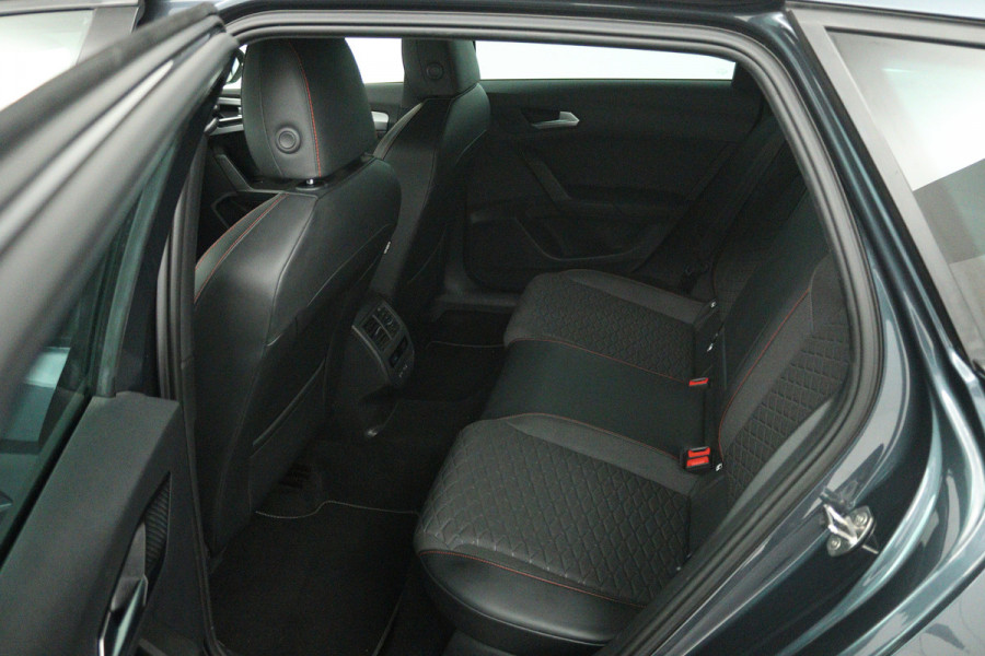 Seat Leon Sportstourer 1.5 TSI Style Business Intense (TREKHAAK, STOEL/STUUR VERWARMING, CARPLAY)