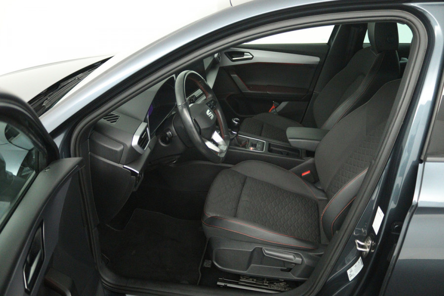 Seat Leon Sportstourer 1.5 TSI Style Business Intense (TREKHAAK, STOEL/STUUR VERWARMING, CARPLAY)