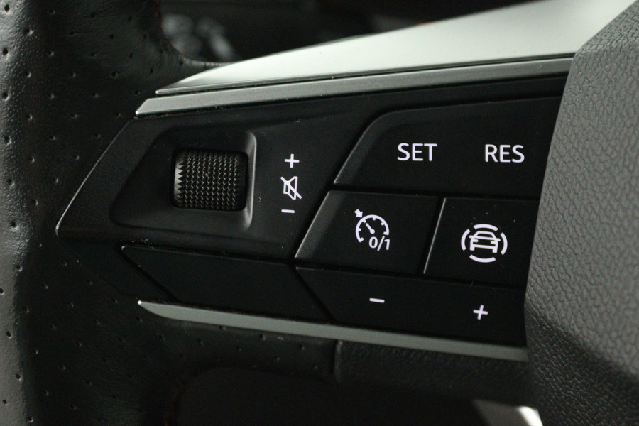 Seat Leon Sportstourer 1.5 TSI Style Business Intense (TREKHAAK, STOEL/STUUR VERWARMING, CARPLAY)