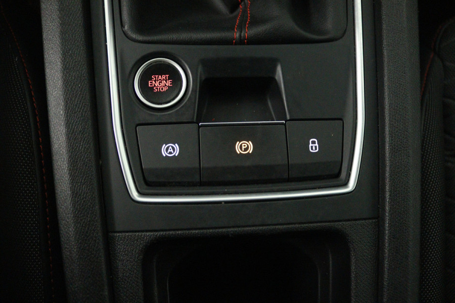 Seat Leon Sportstourer 1.5 TSI Style Business Intense (TREKHAAK, STOEL/STUUR VERWARMING, CARPLAY)