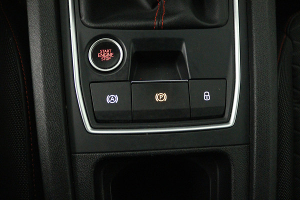 Seat Leon Sportstourer 1.5 TSI Style Business Intense (TREKHAAK, STOEL/STUUR VERWARMING, CARPLAY)