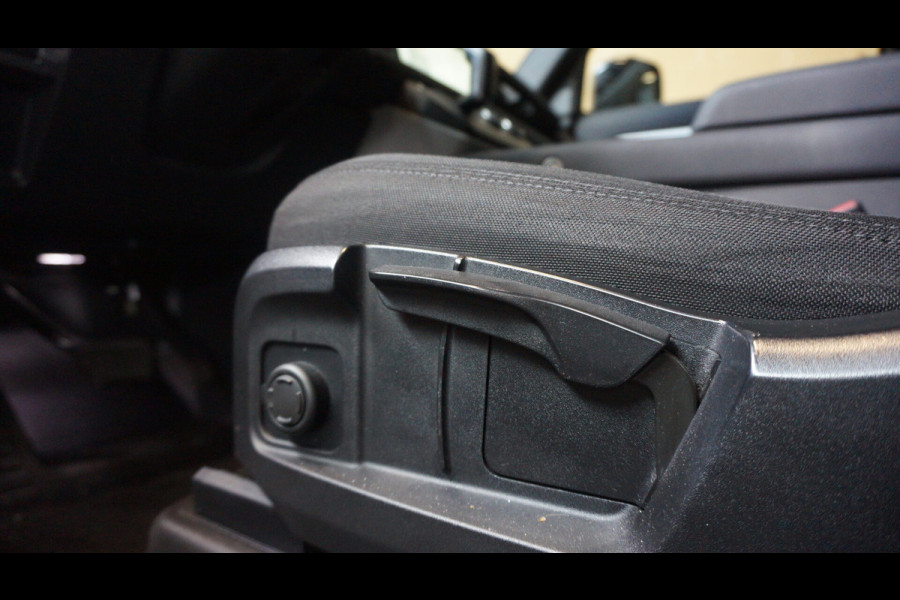 Land Rover Defender 2.0 D240 110 S | Grijs kenteken | BTW-auto