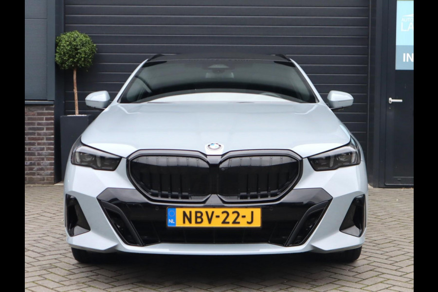 BMW 5 Serie Touring 520i | Pano | 360 Camera | HUD | Trekhaak | Bowers & Wilkins