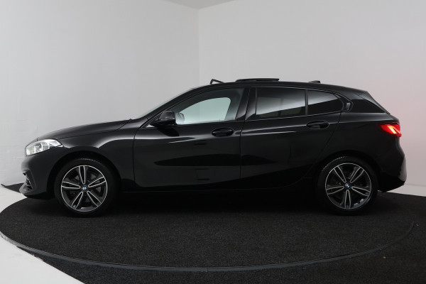 BMW 1-serie 118i Executive Edition (PANORAMADAK, STOELVERWARMING, TREKHAAK AFNEEMBAAR, CAMERA)