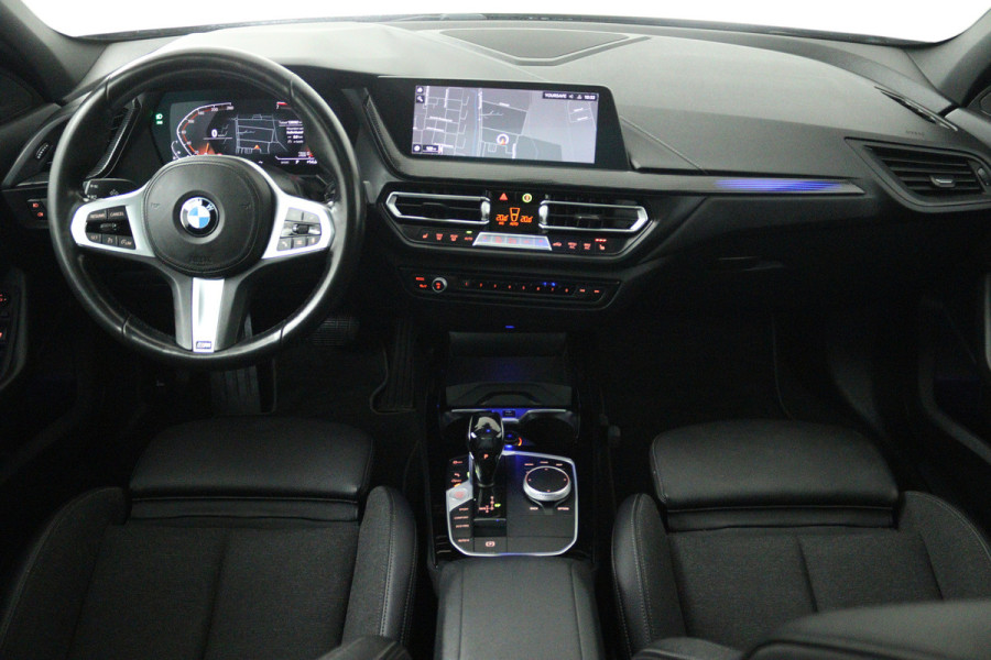 BMW 1-serie 118i Executive Edition (PANORAMADAK, STOELVERWARMING, TREKHAAK AFNEEMBAAR, CAMERA)