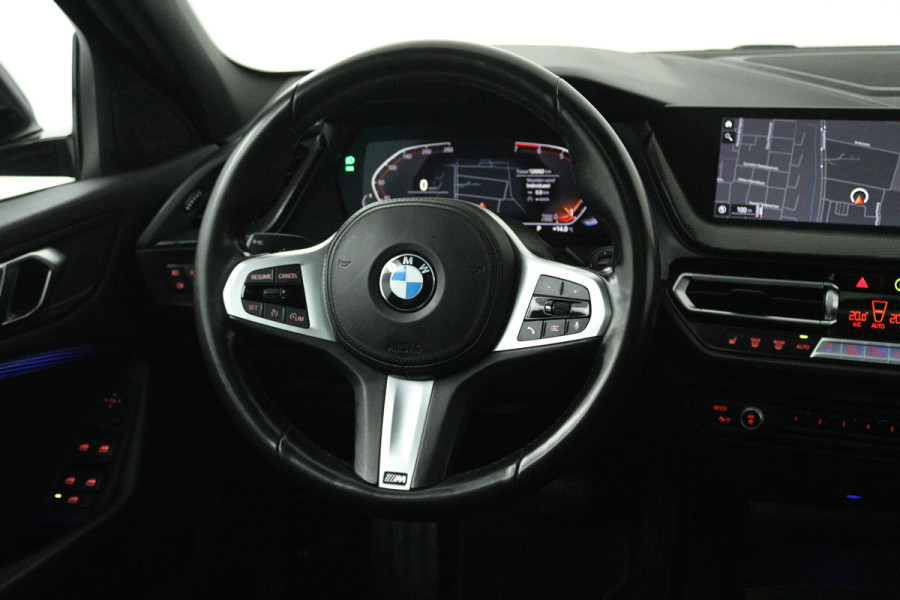 BMW 1-serie 118i Executive Edition (PANORAMADAK, STOELVERWARMING, TREKHAAK AFNEEMBAAR, CAMERA)