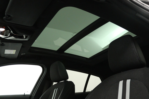 BMW 1-serie 118i Executive Edition (PANORAMADAK, STOELVERWARMING, TREKHAAK AFNEEMBAAR, CAMERA)