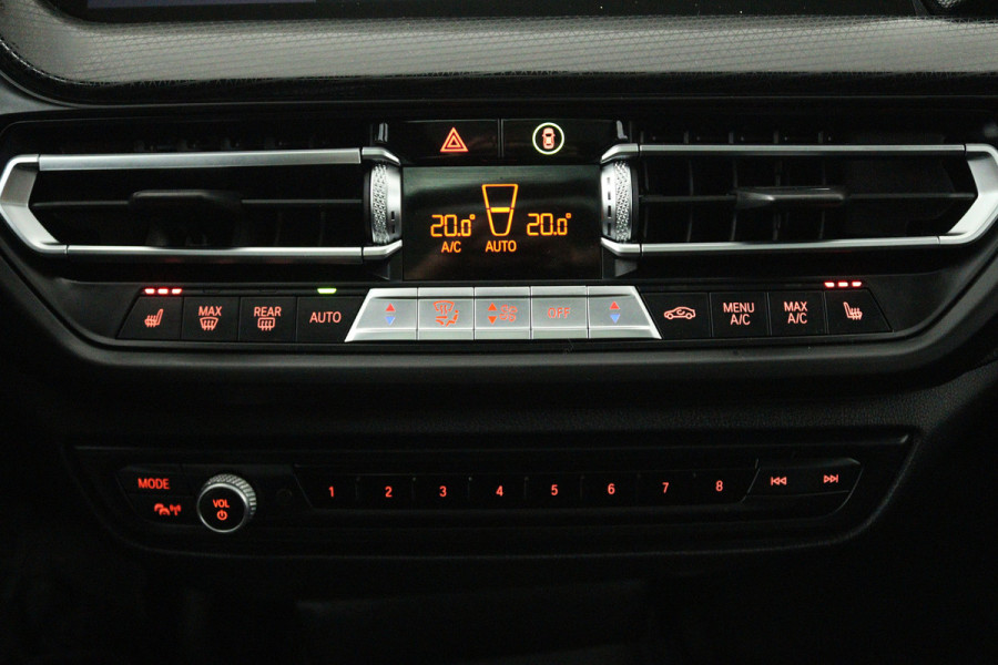 BMW 1-serie 118i Executive Edition (PANORAMADAK, STOELVERWARMING, TREKHAAK AFNEEMBAAR, CAMERA)