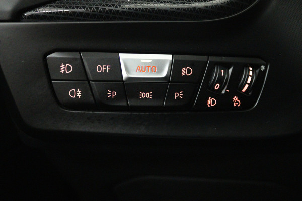 BMW 1-serie 118i Executive Edition (PANORAMADAK, STOELVERWARMING, TREKHAAK AFNEEMBAAR, CAMERA)