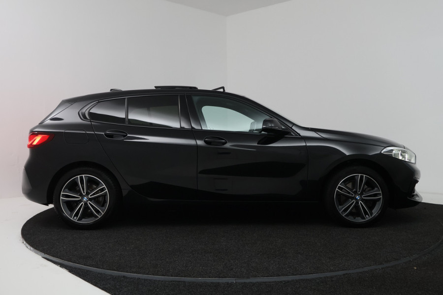 BMW 1-serie 118i Executive Edition (PANORAMADAK, STOELVERWARMING, TREKHAAK AFNEEMBAAR, CAMERA)
