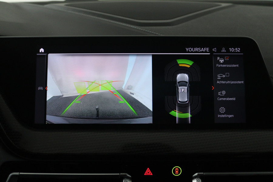 BMW 1-serie 118i Executive Edition (PANORAMADAK, STOELVERWARMING, TREKHAAK AFNEEMBAAR, CAMERA)