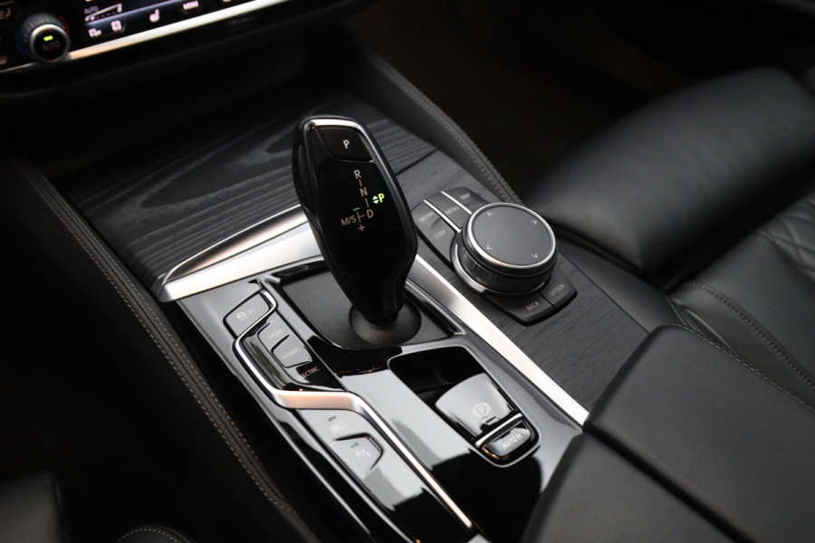 BMW 5 Serie Touring 530e 293 PK Business Edition Plus PHEV, Individual Int. Panoramadak, Adap. Cruise Control