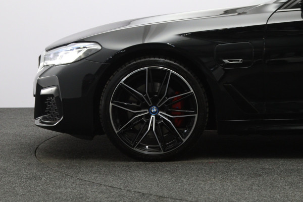 BMW 5 Serie Touring 530e 293 PK Business Edition Plus PHEV, Individual Int. Panoramadak, Adap. Cruise Control