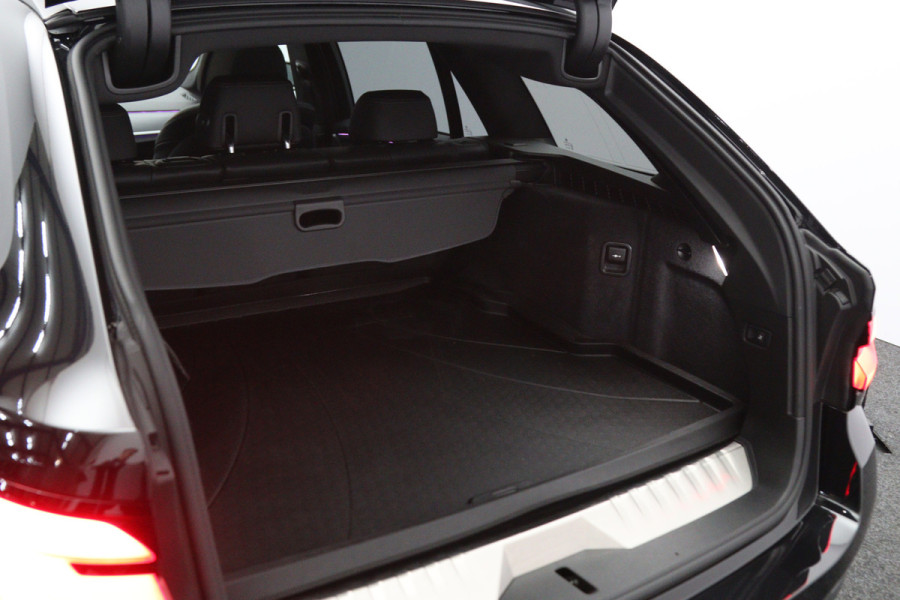 BMW 5 Serie Touring 530e 293 PK Business Edition Plus PHEV, Individual Int. Panoramadak, Adap. Cruise Control