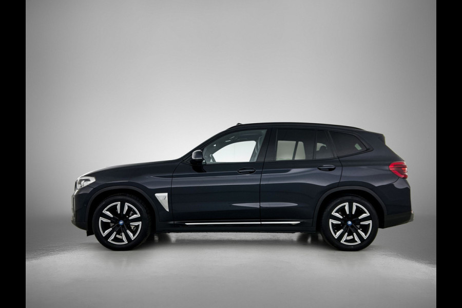 BMW iX3 Executive 80 kWh SOH 98% / Shadow Line / Panoramadak / Leder / Stoelverwarming / Pdc.+Camera / Navigatie / Apk 10-2027