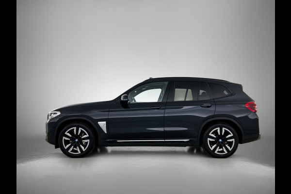 BMW iX3 Executive 80 kWh SOH 98% / Shadow Line / Panoramadak / Leder / Stoelverwarming / Pdc.+Camera / Navigatie / Apk 10-2027