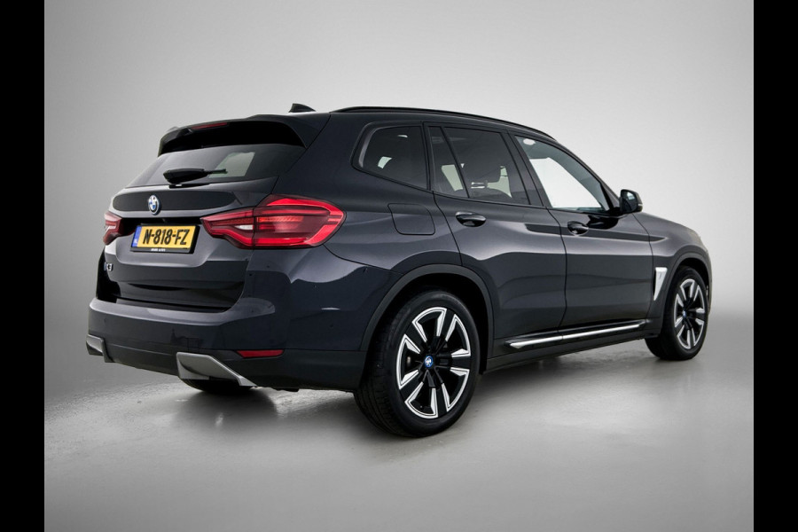 BMW iX3 Executive 80 kWh SOH 98% / Shadow Line / Panoramadak / Leder / Stoelverwarming / Pdc.+Camera / Navigatie / Apk 10-2027
