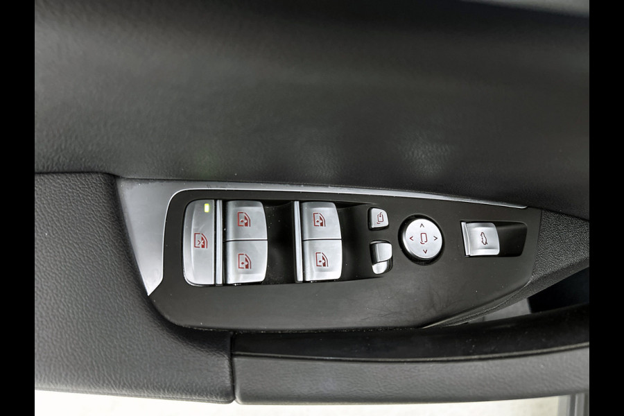BMW iX3 Executive 80 kWh SOH 98% / Shadow Line / Panoramadak / Leder / Stoelverwarming / Pdc.+Camera / Navigatie / Apk 10-2027