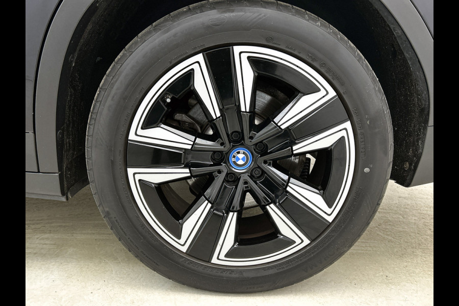 BMW iX3 Executive 80 kWh SOH 98% / Shadow Line / Panoramadak / Leder / Stoelverwarming / Pdc.+Camera / Navigatie / Apk 10-2027