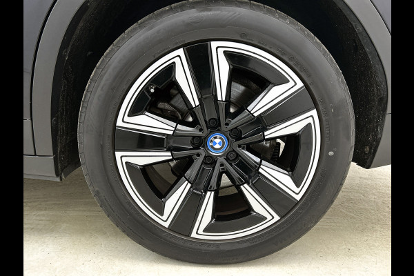 BMW iX3 Executive 80 kWh SOH 98% / Shadow Line / Panoramadak / Leder / Stoelverwarming / Pdc.+Camera / Navigatie / Apk 10-2027