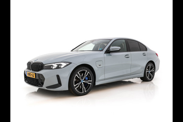 BMW 3-serie 320e M-Sportpack (Plug-in) (INCL.BTW) *LEATHER-MICROFIBRE | FULL-LED | SPORTSEATS | WIDESCREEN-DIGI-COCKPIT | AMBIENT-LIGHT | DAB+ | PRIVACY-GLASS | NAVI-FULLMAP | ECC | PDC | 18''ALU*