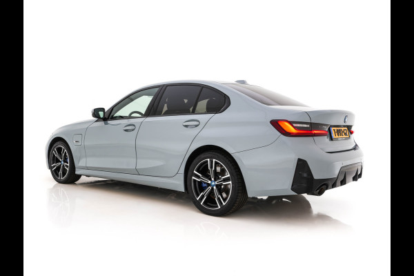 BMW 3-serie 320e M-Sportpack (Plug-in) (INCL.BTW) *LEATHER-MICROFIBRE | FULL-LED | SPORTSEATS | WIDESCREEN-DIGI-COCKPIT | AMBIENT-LIGHT | DAB+ | PRIVACY-GLASS | NAVI-FULLMAP | ECC | PDC | 18''ALU*