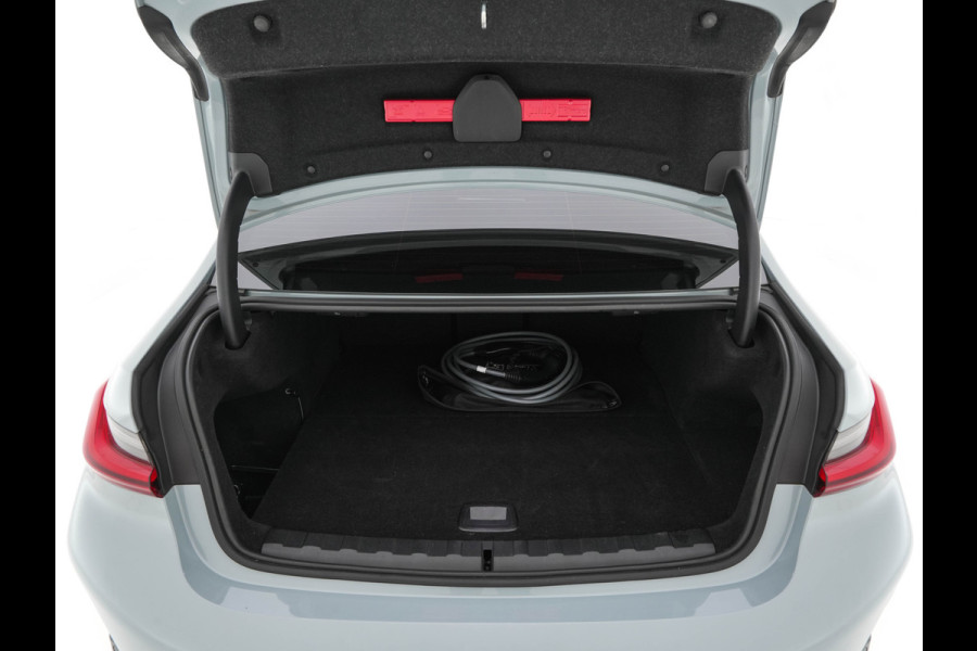 BMW 3-serie 320e M-Sportpack (Plug-in) (INCL.BTW) *LEATHER-MICROFIBRE | FULL-LED | SPORTSEATS | WIDESCREEN-DIGI-COCKPIT | AMBIENT-LIGHT | DAB+ | PRIVACY-GLASS | NAVI-FULLMAP | ECC | PDC | 18''ALU*
