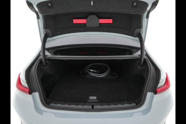 BMW 3-serie 320e M-Sportpack (Plug-in) (INCL.BTW) *LEATHER-MICROFIBRE | FULL-LED | SPORTSEATS | WIDESCREEN-DIGI-COCKPIT | AMBIENT-LIGHT | DAB+ | PRIVACY-GLASS | NAVI-FULLMAP | ECC | PDC | 18''ALU*