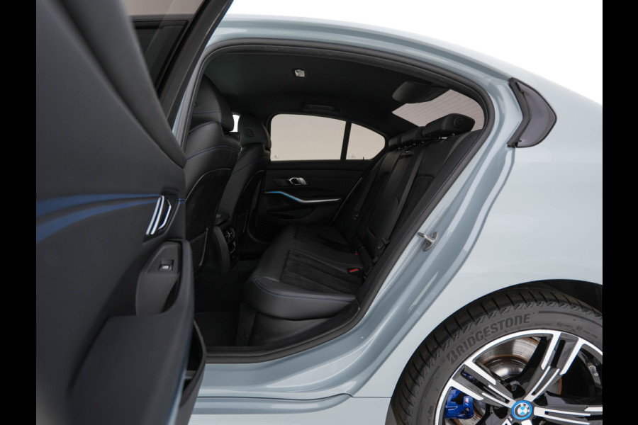 BMW 3-serie 320e M-Sportpack (Plug-in) (INCL.BTW) *LEATHER-MICROFIBRE | FULL-LED | SPORTSEATS | WIDESCREEN-DIGI-COCKPIT | AMBIENT-LIGHT | DAB+ | PRIVACY-GLASS | NAVI-FULLMAP | ECC | PDC | 18''ALU*