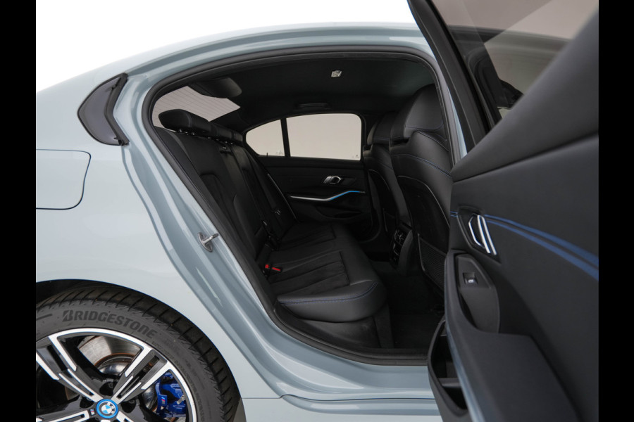 BMW 3-serie 320e M-Sportpack (Plug-in) (INCL.BTW) *LEATHER-MICROFIBRE | FULL-LED | SPORTSEATS | WIDESCREEN-DIGI-COCKPIT | AMBIENT-LIGHT | DAB+ | PRIVACY-GLASS | NAVI-FULLMAP | ECC | PDC | 18''ALU*