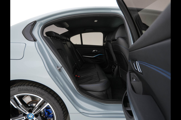BMW 3-serie 320e M-Sportpack (Plug-in) (INCL.BTW) *LEATHER-MICROFIBRE | FULL-LED | SPORTSEATS | WIDESCREEN-DIGI-COCKPIT | AMBIENT-LIGHT | DAB+ | PRIVACY-GLASS | NAVI-FULLMAP | ECC | PDC | 18''ALU*