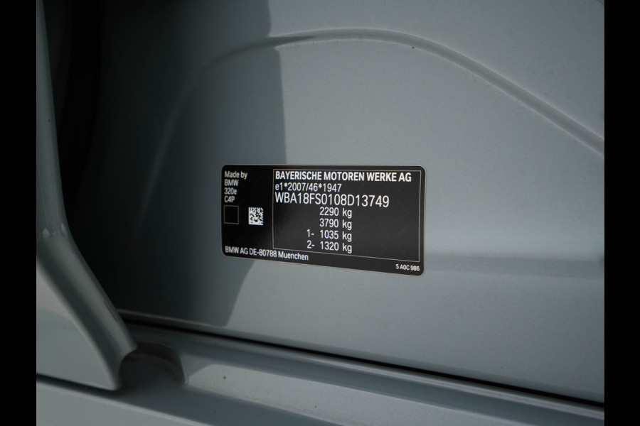 BMW 3-serie 320e M-Sportpack (Plug-in) (INCL.BTW) *LEATHER-MICROFIBRE | FULL-LED | SPORTSEATS | WIDESCREEN-DIGI-COCKPIT | AMBIENT-LIGHT | DAB+ | PRIVACY-GLASS | NAVI-FULLMAP | ECC | PDC | 18''ALU*
