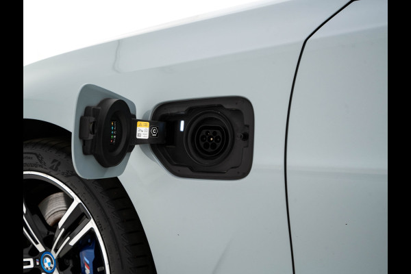 BMW 3-serie 320e M-Sportpack (Plug-in) (INCL.BTW) *LEATHER-MICROFIBRE | FULL-LED | SPORTSEATS | WIDESCREEN-DIGI-COCKPIT | AMBIENT-LIGHT | DAB+ | PRIVACY-GLASS | NAVI-FULLMAP | ECC | PDC | 18''ALU*