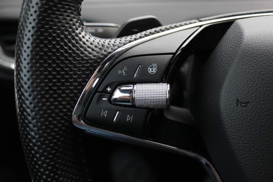 Škoda ENYAQ iV 80 Sportline / Trekhaak / Panoramadak / Camera / Keyless / 20'' / Matrix LED / CarPlay / Sfeerverlichting / Stoel+Stuurverwarming / Dodehoek / DAB / ACC