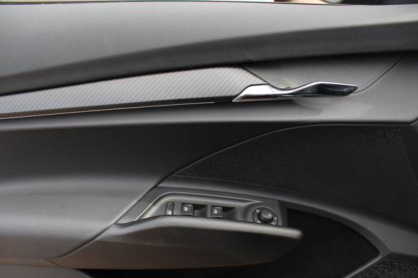 Škoda ENYAQ iV 80 Sportline / Trekhaak / Panoramadak / Camera / Keyless / 20'' / Matrix LED / CarPlay / Sfeerverlichting / Stoel+Stuurverwarming / Dodehoek / DAB / ACC