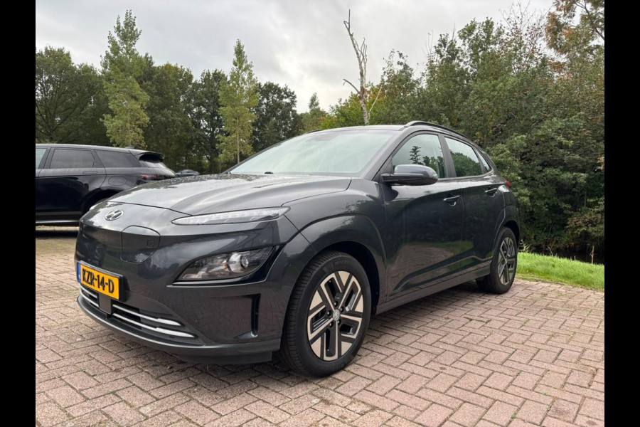 Hyundai Kona EV Fashion 64 kWh | 204 PK | SOH 95% | Adaptive cruise control | Achteruitrijcamera | Keyless entry | LED verlichting | DAB ontvanger | Bluetooth telefoonverbinding | Navigatie | Lichtmetalen velgen